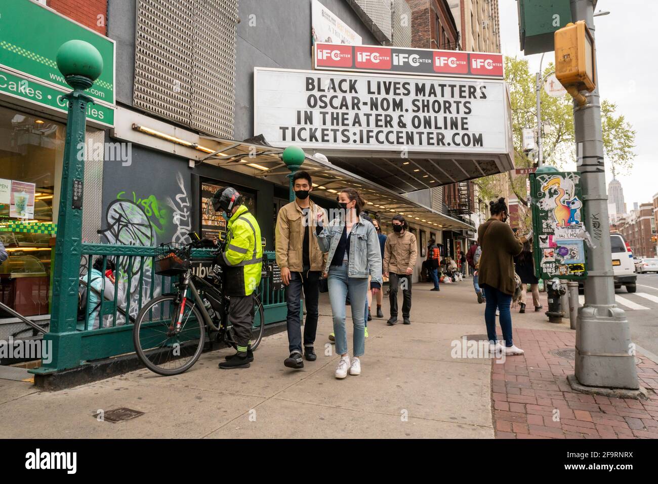 New York, États-Unis. 17 avril 2021. Le Théâtre IFC de Greenwich Village à New York le samedi 17 avril 2021. Gov. NYS Andrew Cuomo a annoncé que le 26 avril, les salles de cinéma peuvent augmenter leur capacité à 33% de 25%. (Âphoto de Richard B. Levine) crédit: SIPA USA/Alay Live News Banque D'Images