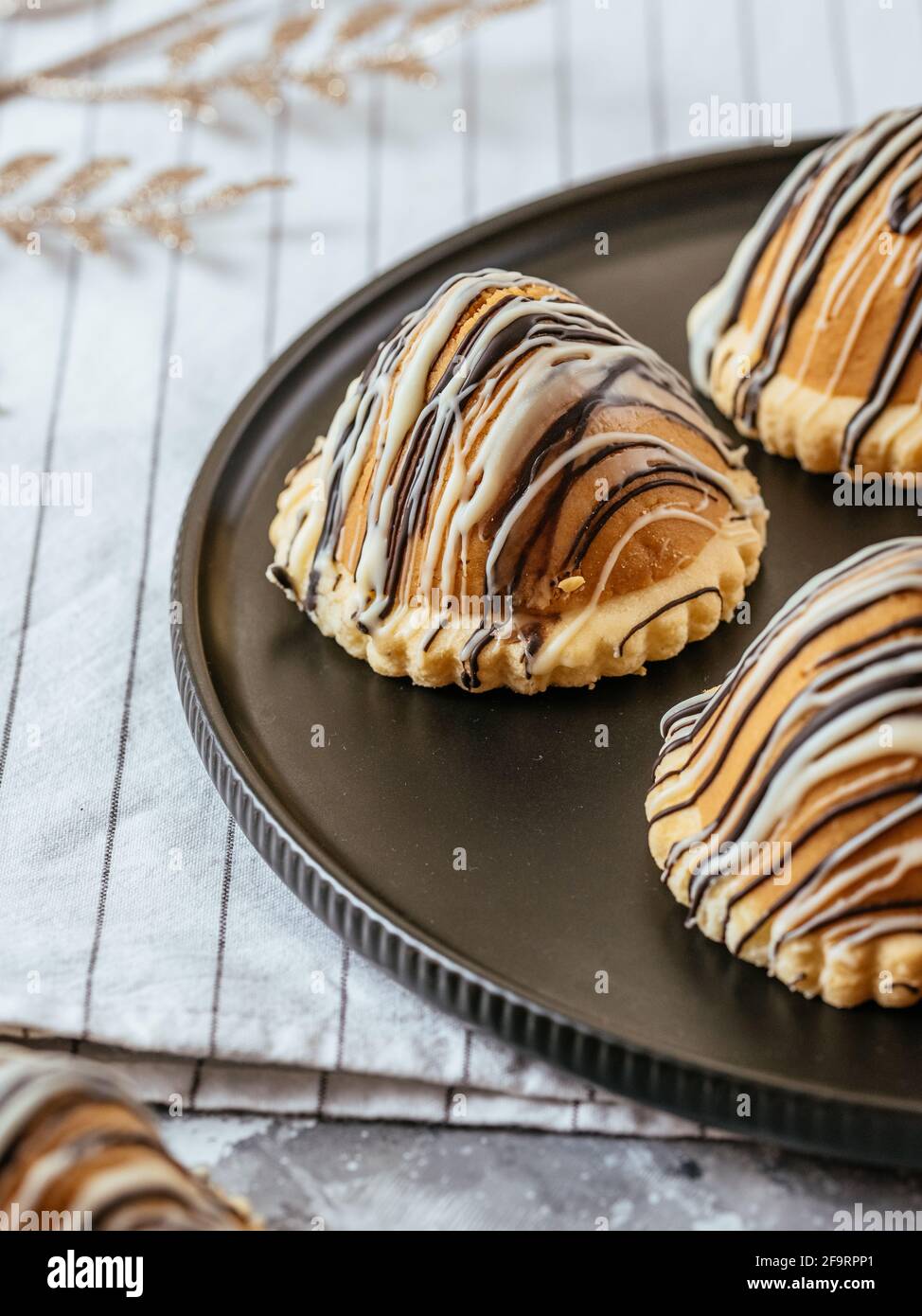 desserts faits maison au caramel, noix sur fond clair Banque D'Images