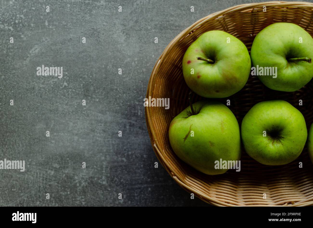 pommes vertes dans un panier Banque D'Images