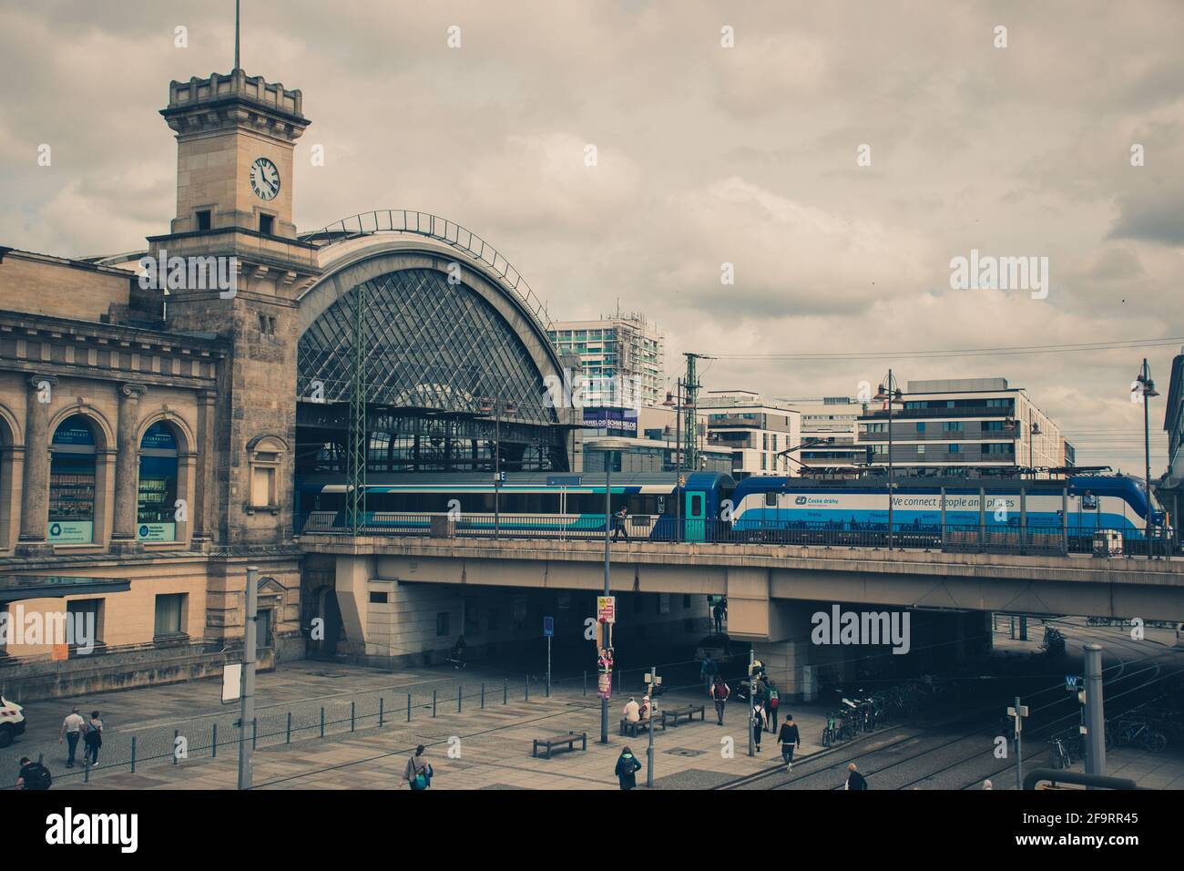 21 mai 2019 Dresde, Allemagne - Dresde Hauptbahnhof - la gare principale. Trams de rue et train à Bridge.variété de transports en commun Banque D'Images