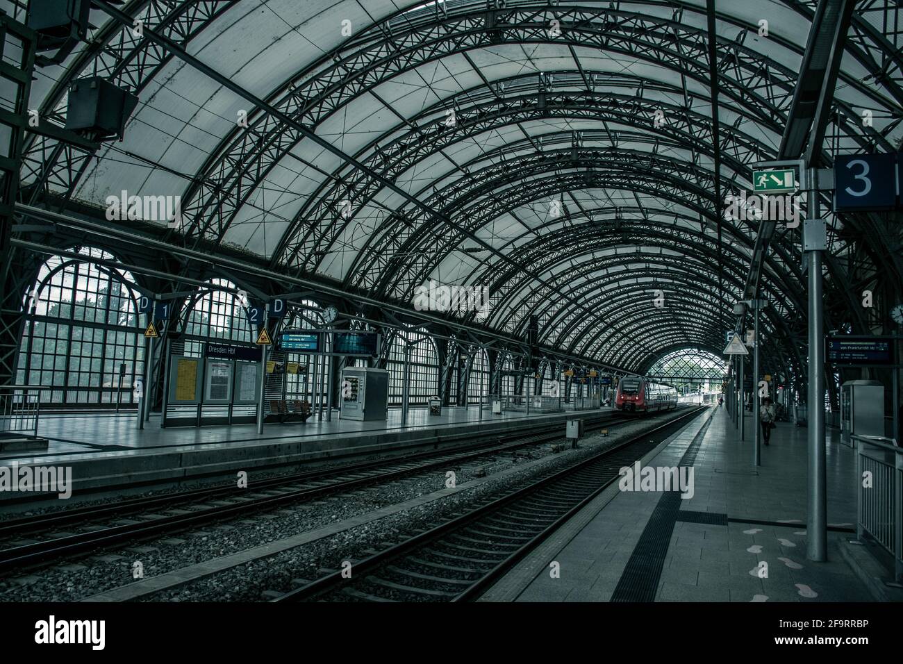 17 mai 2019 Dresde, Allemagne - intérieur de Dresde Hauptbahnhof. Trains à la gare centrale de Dresde. Banque D'Images
