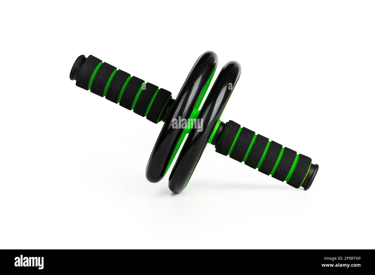 Roue AB isolée sur fond blanc. Rouleau de fitness vert noir pour les exercices de muscles abdominaux. Entraîneur AB pour l'entraînement abs. Un mode de vie sain Banque D'Images