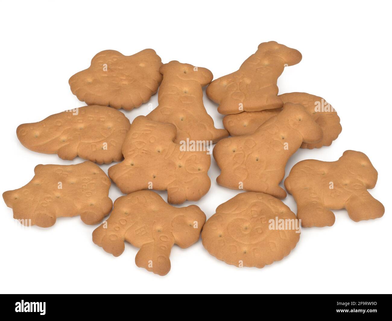 Tas de délicieux cookies zoologiques croustillants sur fond blanc Banque D'Images