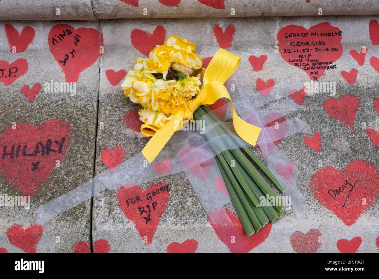 Cœur rouge peint à la mémoire des personnes décédées de Covid-19 pendant la pandémie du coronavirus au mur commémoratif national de Covid le 13 avril 2021 à Londres, au Royaume-Uni. Le mur est un endroit où les gens viennent pour réfléchir ou écrire des messages ou les noms de leurs proches perdus. Le mur représente un hommage à la pandémie d'environ 150,000 000 victimes britanniques. Banque D'Images