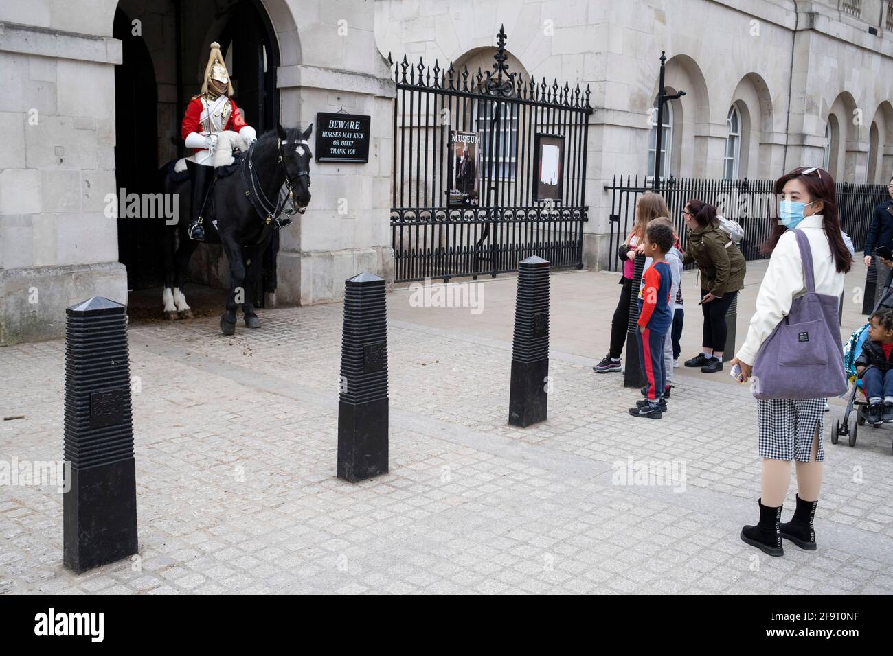 Life Guard à cheval au Horseguards Parade le 14 avril 2021 à Londres, Royaume-Uni. Les gardes de vie sont le régiment principal de l'armée britannique et la moitié de la cavalerie de la maison. Essentiellement ces gardes sont les gardes du corps personnels à la Reine. Ici, à Horse Guards Parade, c'est l'une des plus grandes attractions touristiques de la ville. Banque D'Images
