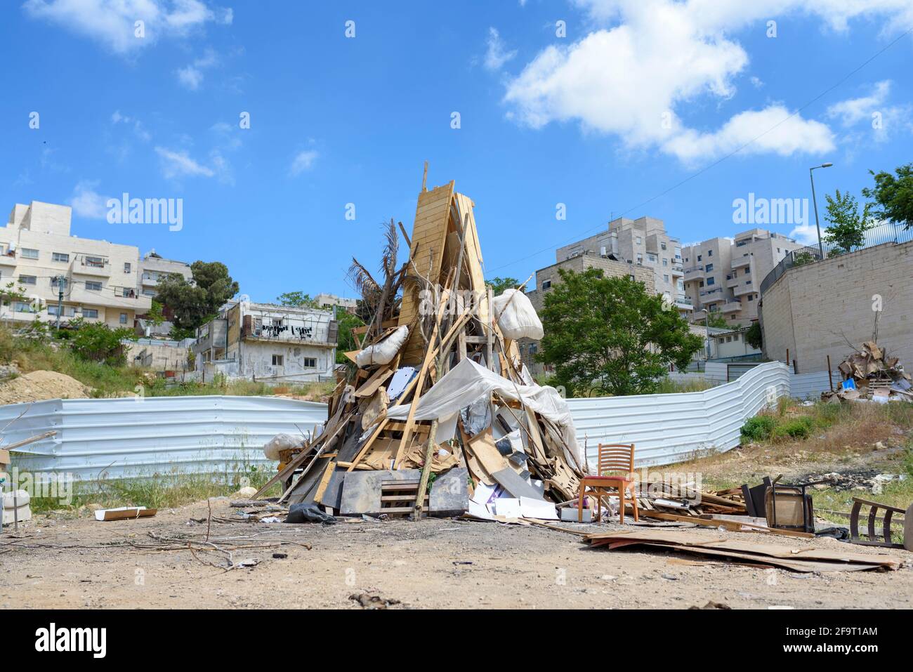 Pile construite par le peuple juif en préparation du feu de camp baOmer. Banque D'Images