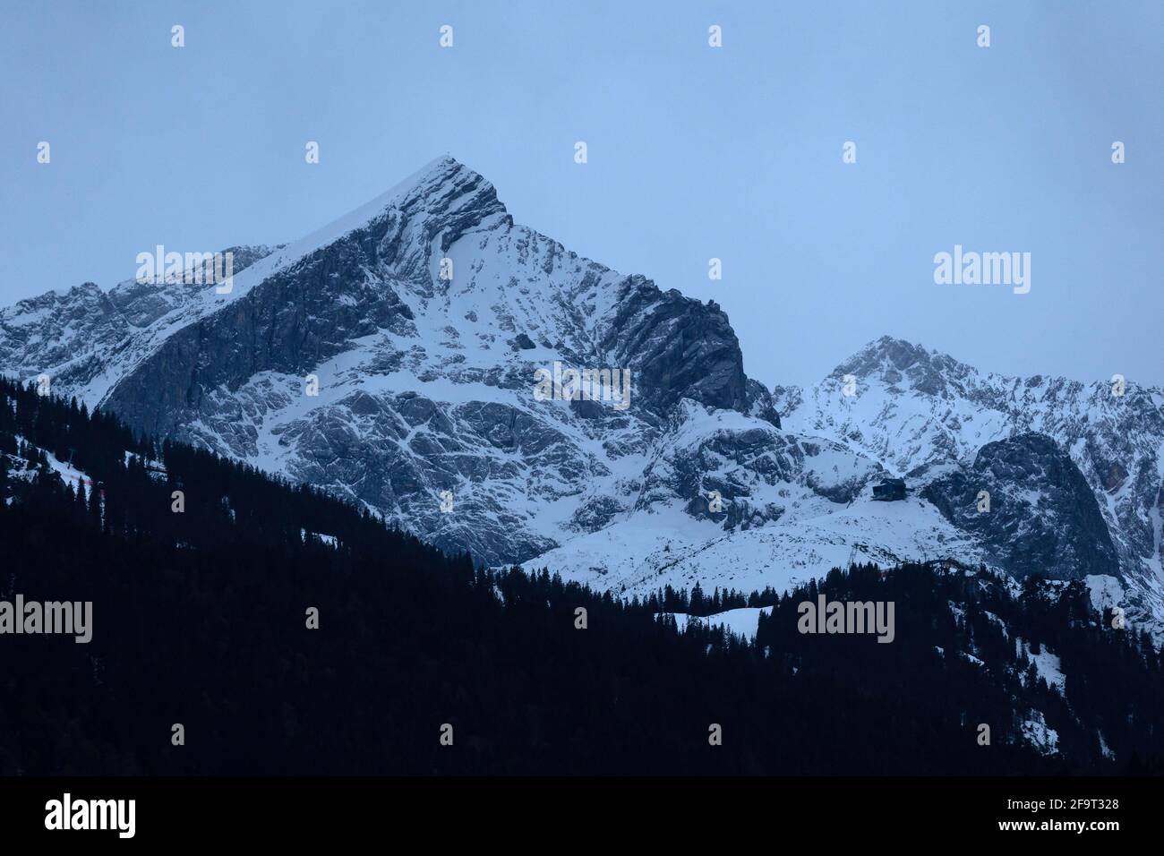 L'Alpspitze dans un matin d'hiver sombre. Banque D'Images