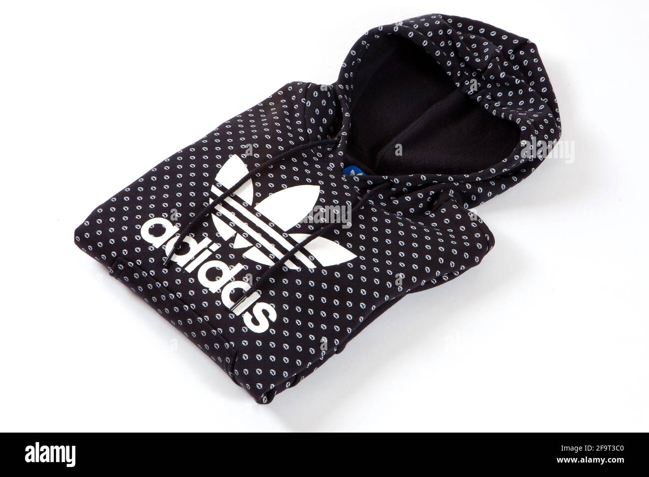 Pull à capuche Adidas Originals isolé sur fond blanc. Banque D'Images
