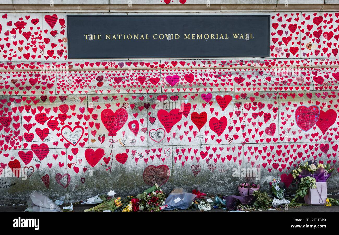 Un hommage floral par le mur commémoratif national de Covid sur la rive sud à Londres. Banque D'Images