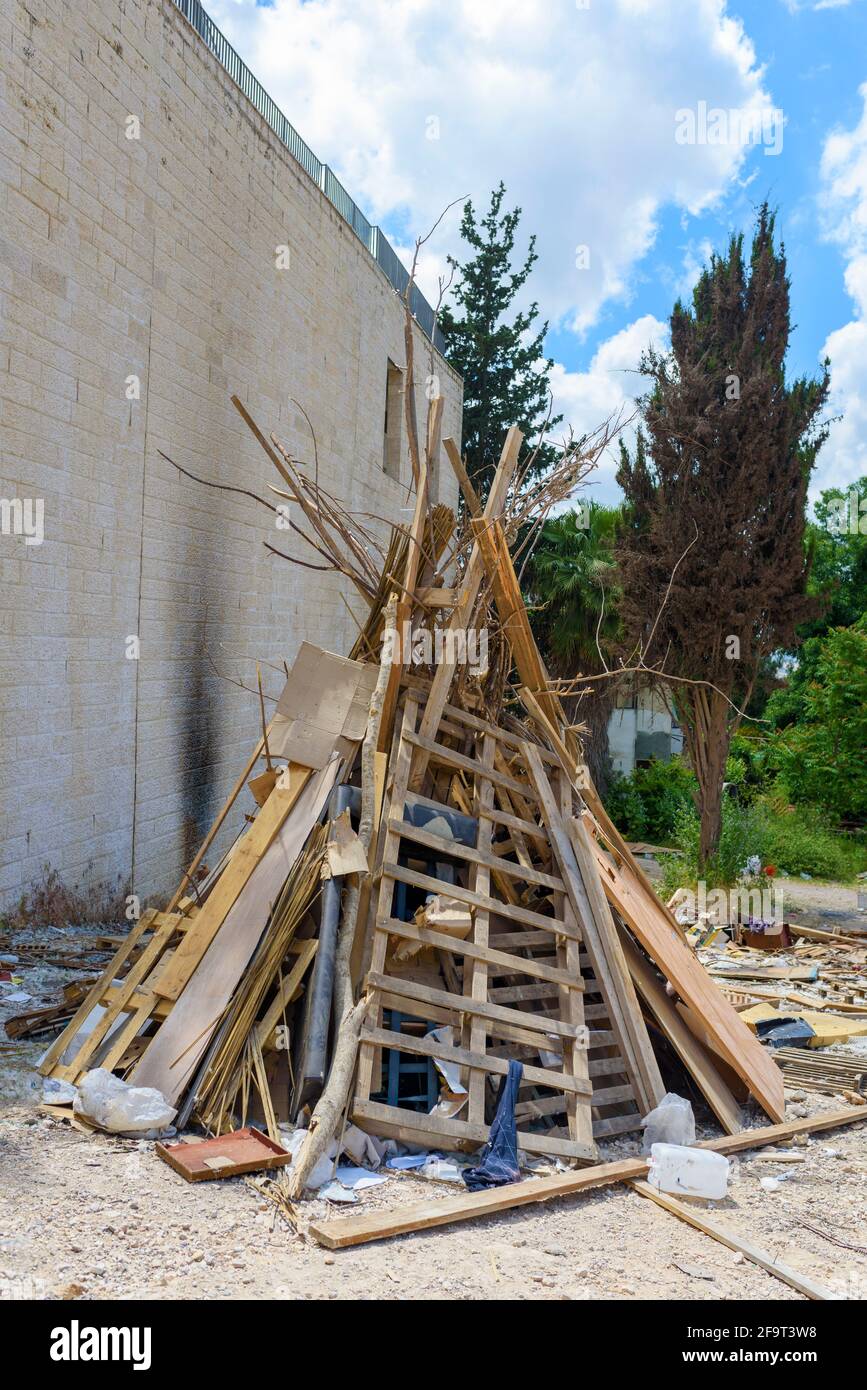 Pile construite par le peuple juif en préparation du feu de camp baOmer. Banque D'Images