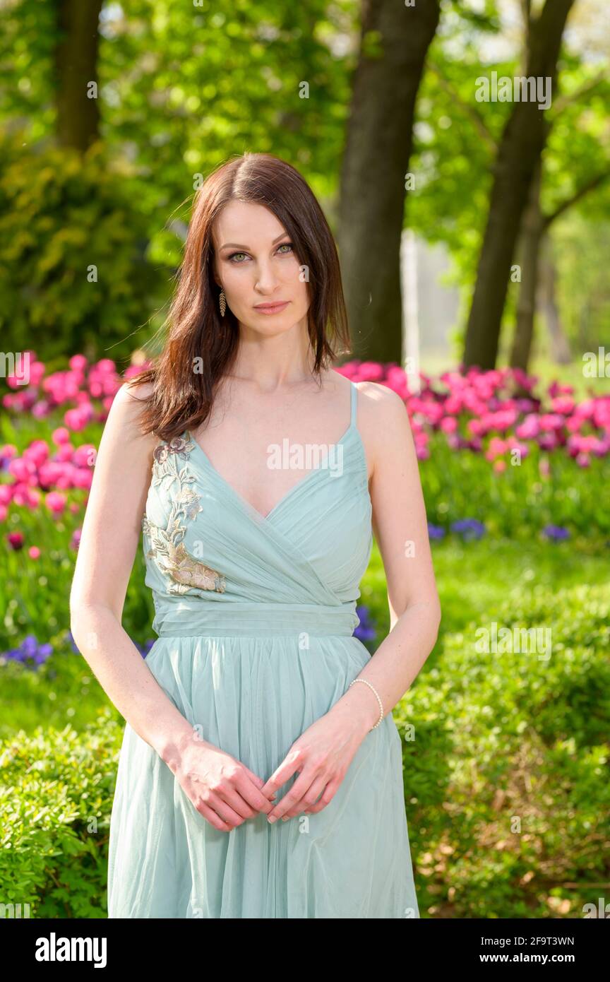 Une belle jeune femme russe dans un parc au premier soleil de printemps chaud. Banque D'Images