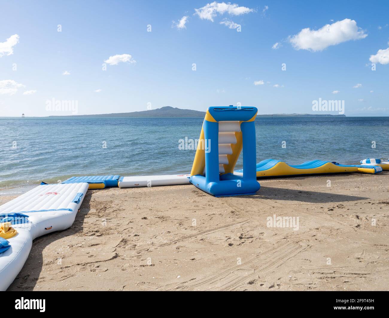 AUCKLAND, NOUVELLE-ZÉLANDE - 16 avril 2021 : vue de la construction du parc aquatique gonflable Waterworld Mission Bay Banque D'Images