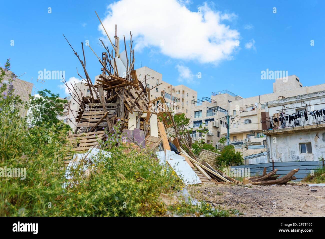 Pile construite par le peuple juif en préparation du feu de camp baOmer. Banque D'Images