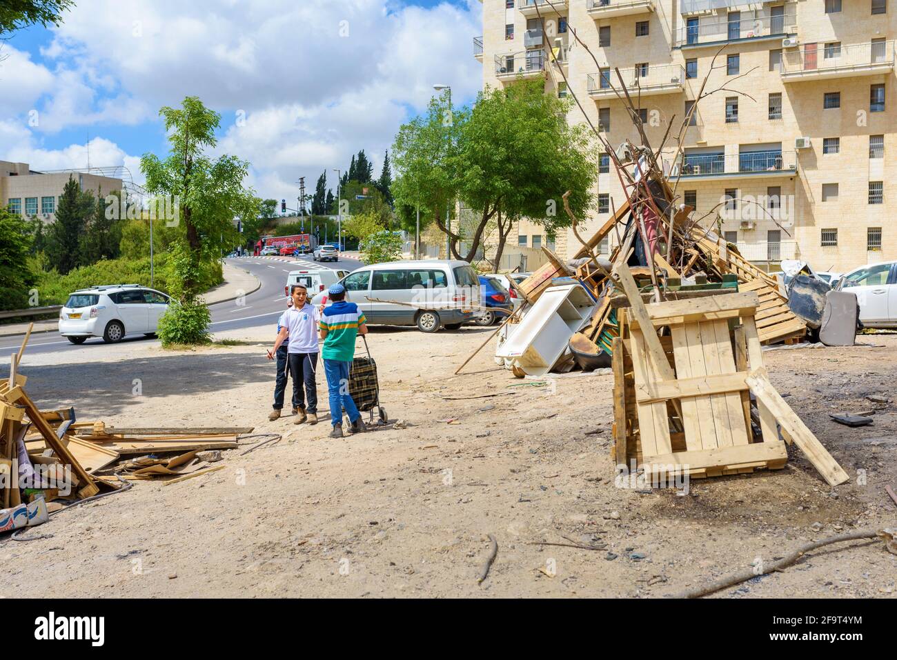 JÉRUSALEM, ISRAËL - 8 MAI 2019: Les enfants des écoles juives élémentaires participant à des lag festifs baOmer bonfoyer dans un quartier orthodoxe Givat Shaul est un dans l'ouest de Jérusalem, Israël. Banque D'Images