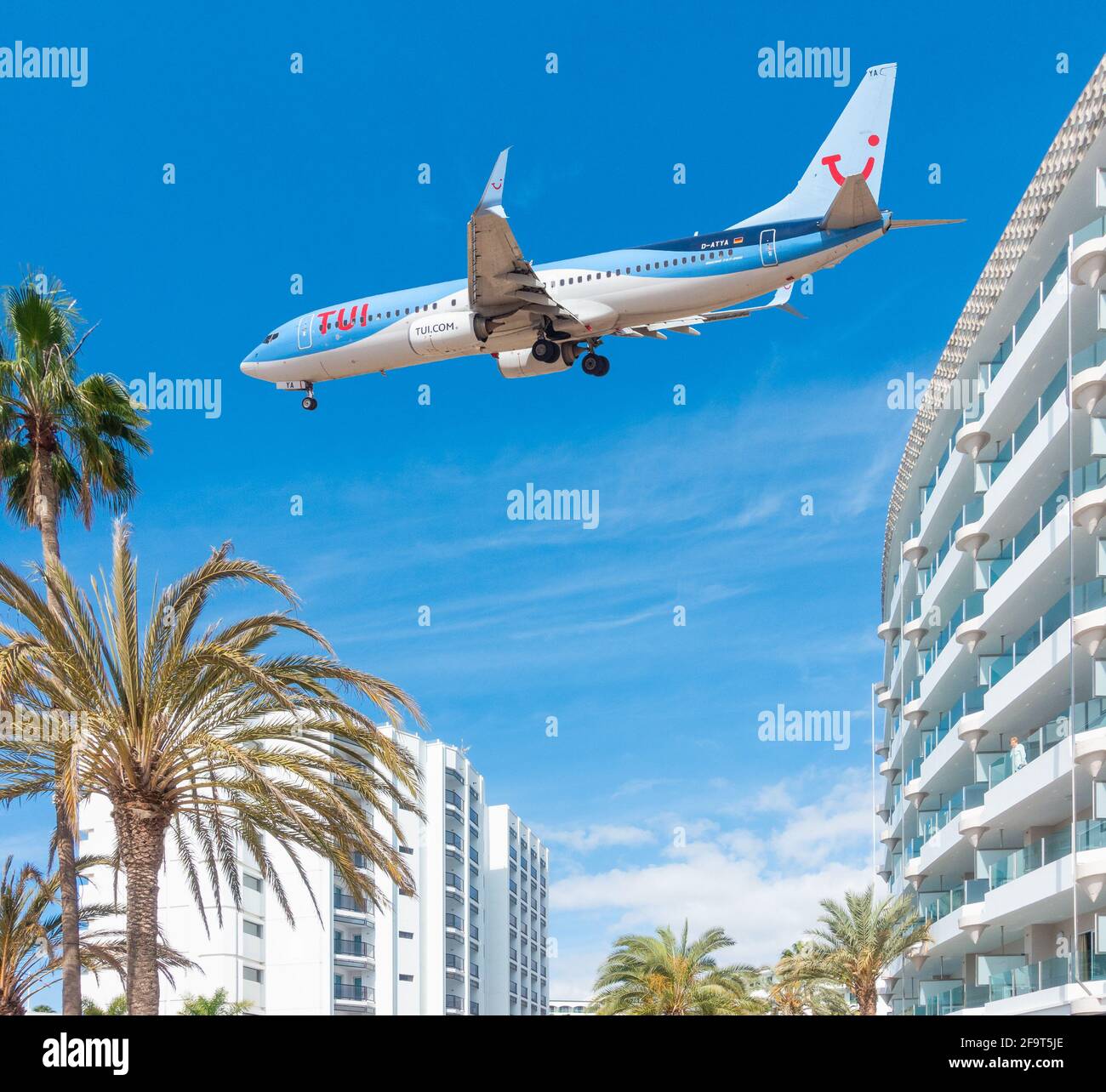 Avion TUI, avion survolant l'hôtel en Espagne. Image composite. Banque D'Images