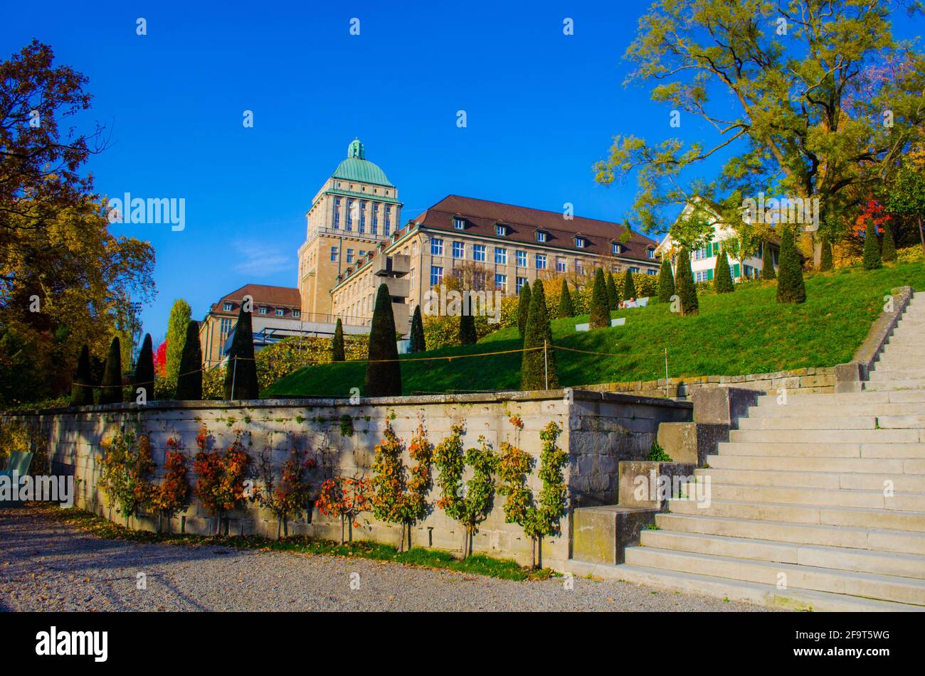 Façade du bâtiment de l'Institut fédéral suisse de technologie (allemand : ETH). L'ETH Zurich est une unité d'ingénierie, de science, de technologie, de mathématiques et de gestion Banque D'Images