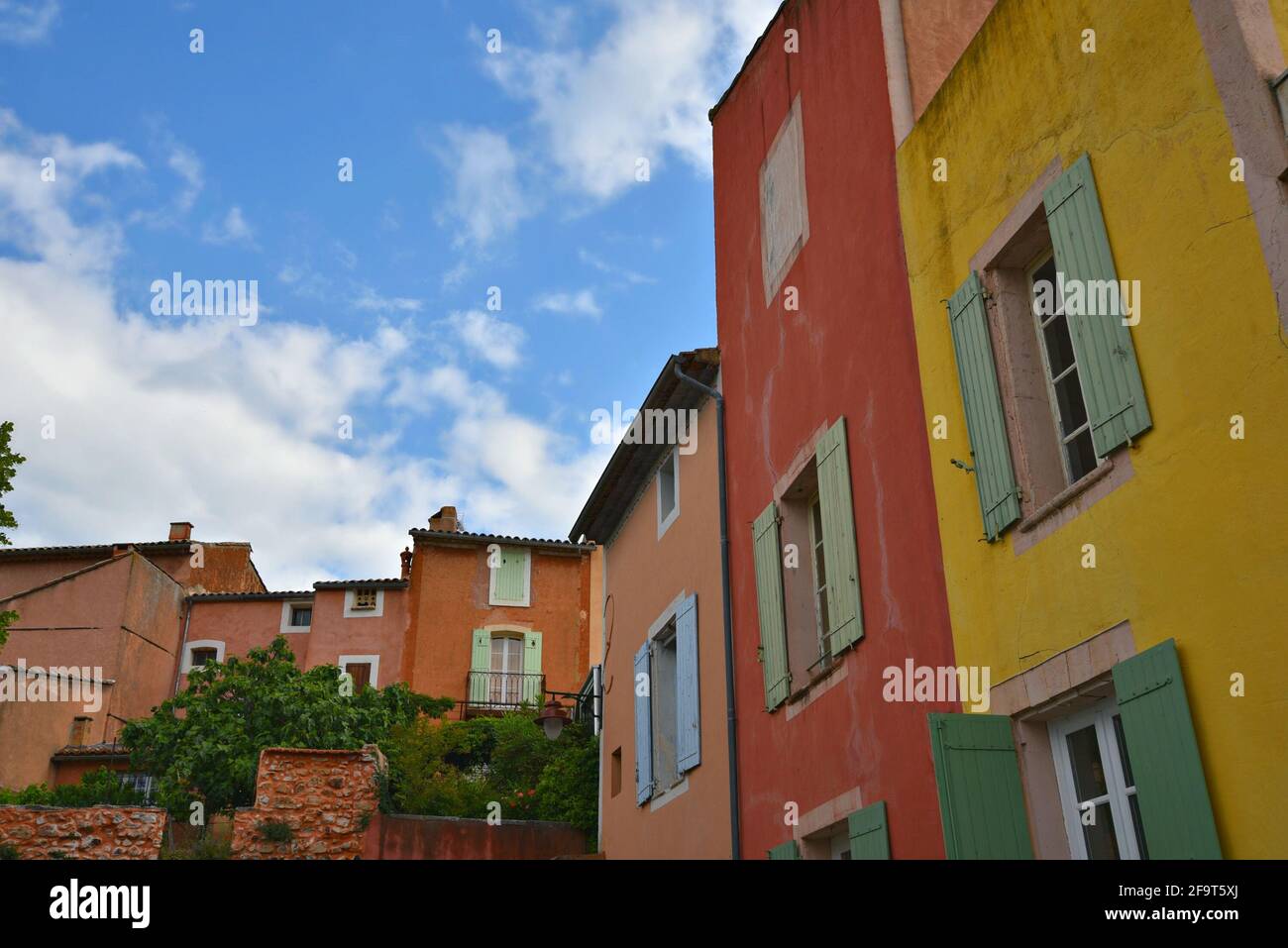 Maisons provençales pittoresques aux murs ocre colorés et toits en ...