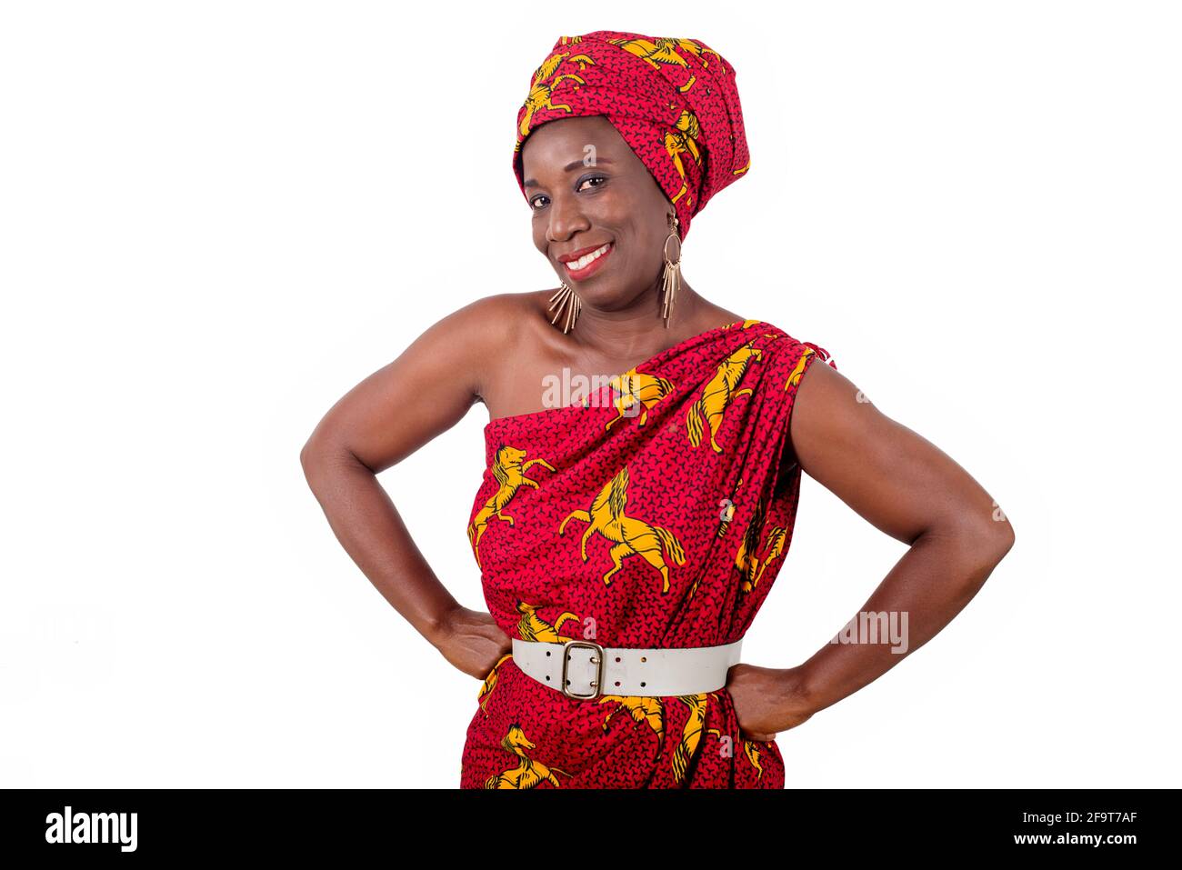 Femme africaine en toile jaune posant joyeusement isolée sur blanc arrière-plan Banque D'Images