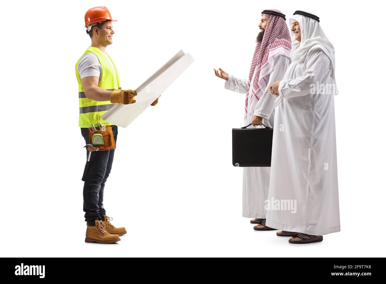 Prise de vue sur toute la longueur d'un ouvrier de la construction tenant un blueprint et parler aux hommes d'affaires arabes isolés sur fond blanc Banque D'Images