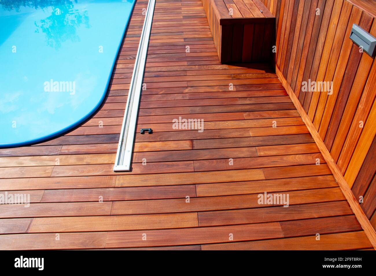 Terrasse en bois d'Ipe brun et piscine bleue Banque D'Images