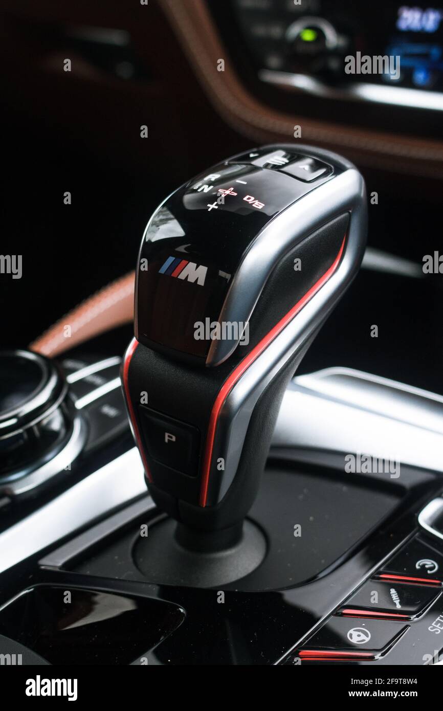 Un kit de compétition BMW M5 2019 avec inserts en aluminium M Logo Power et Gear Stick automatique en cuir Havane Banque D'Images