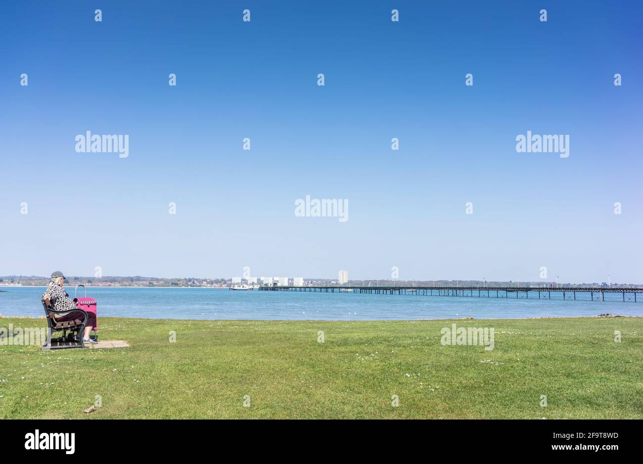Prospect place Park avec vue sur Hythe Pier par une journée ensoleillée, Hythe, Southampton, Hampshire, Angleterre, ROYAUME-UNI Banque D'Images