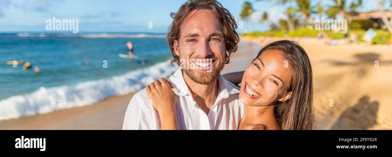 Couple amoureux heureux sur la plage coucher de soleil bannière de vacances Banque D'Images