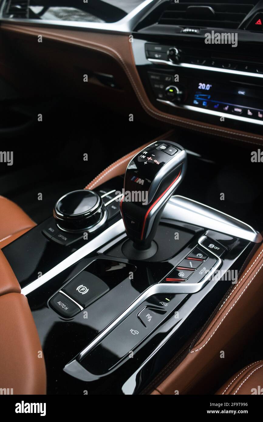 Un kit de compétition BMW M5 2019 avec inserts en aluminium M Logo Power et Gear Stick automatique en cuir Havane Banque D'Images
