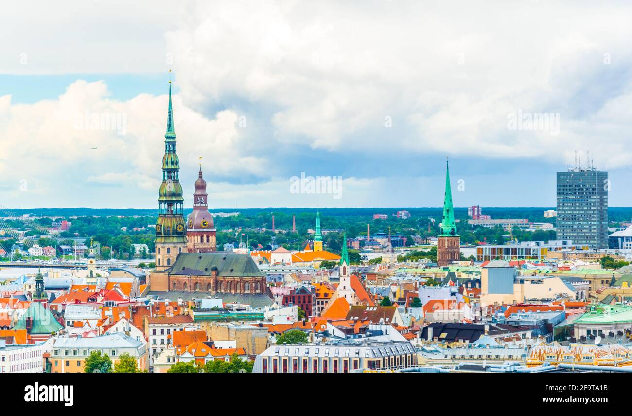 Vue aérienne de la vieille ville de riga, y compris l'église saint peters et la cathédrale. Banque D'Images