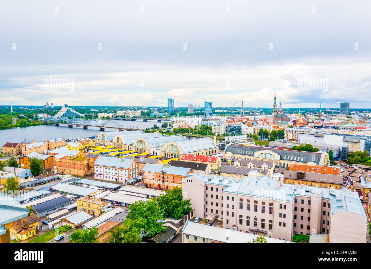 Vue aérienne de Riga, y compris la bibliothèque nationale lettone et les hangars de zeppelin depuis le sommet du bâtiment de l'académie des sciences. Banque D'Images