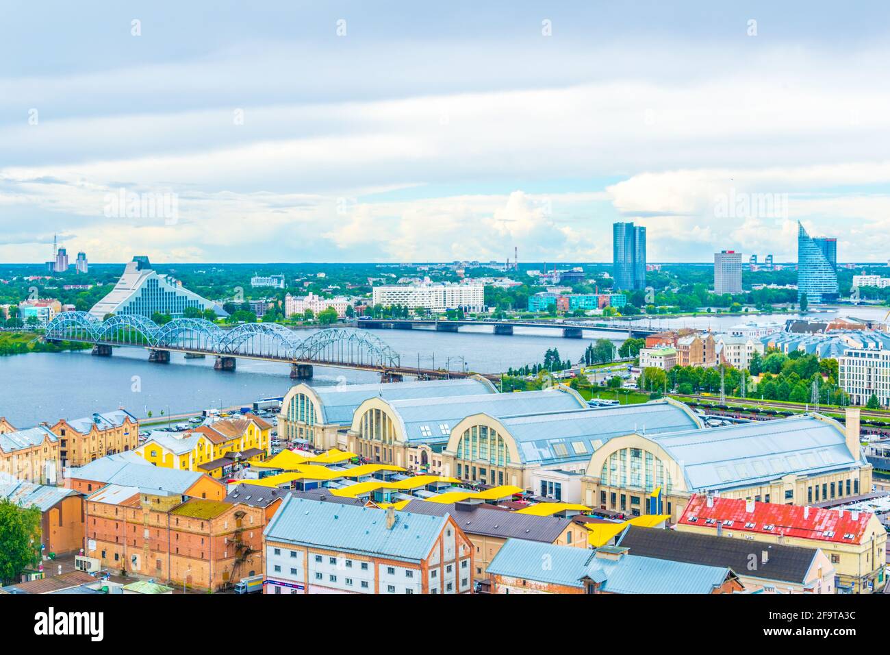 Vue aérienne de Riga, y compris la bibliothèque nationale lettone et les hangars de zeppelin depuis le sommet du bâtiment de l'académie des sciences. Banque D'Images