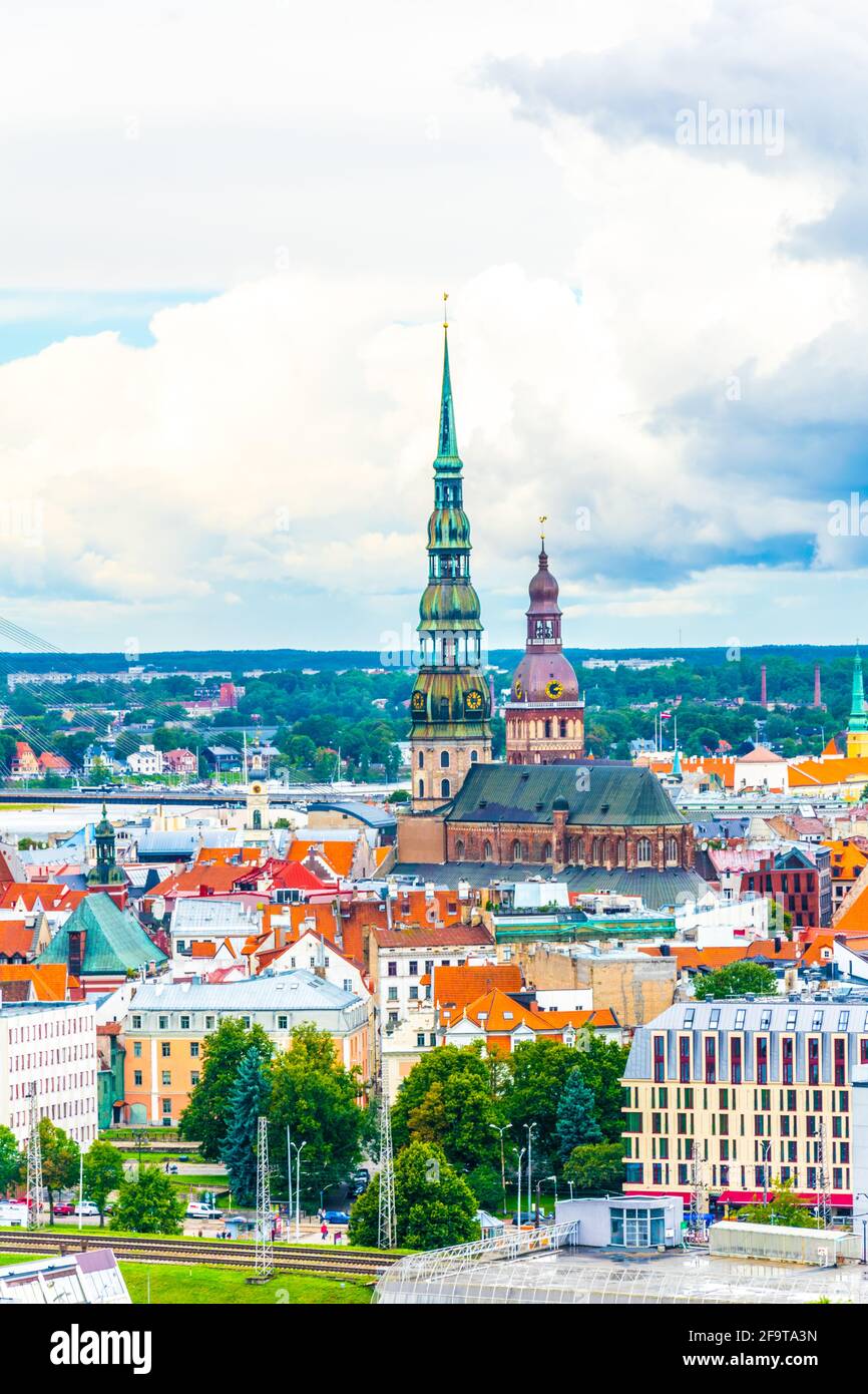 Vue aérienne de la vieille ville de riga, y compris l'église saint peters et la cathédrale. Banque D'Images