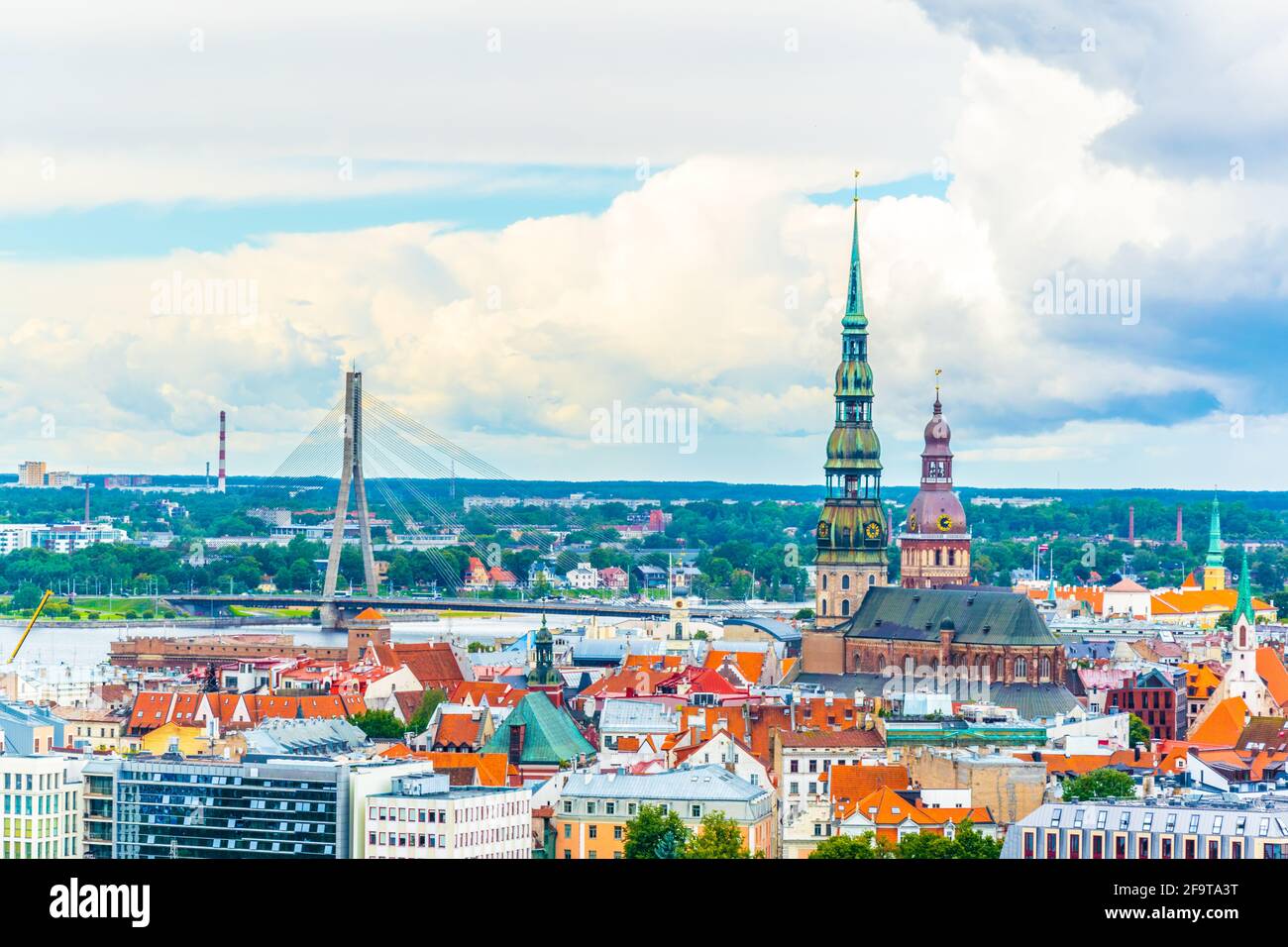 Vue aérienne de la vieille ville de riga, y compris l'église saint peters et la cathédrale. Banque D'Images