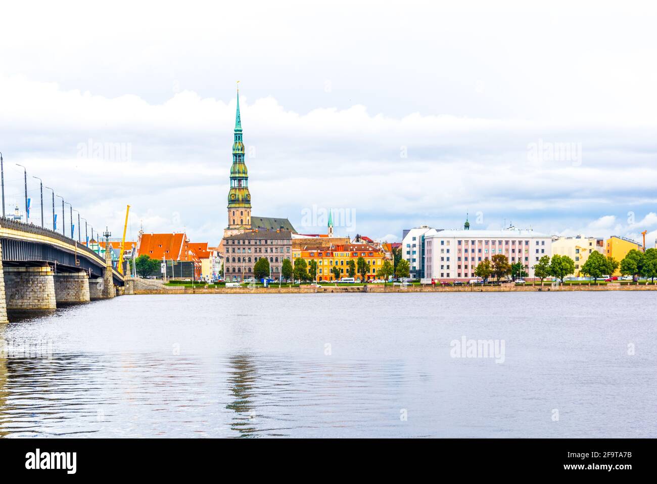 La vieille ville de riga, y compris l'église saint peters vue sur le fleuve daugava, Lettonie. Banque D'Images