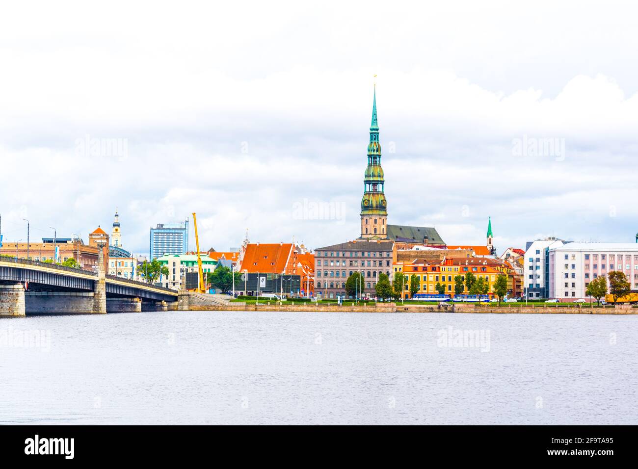 La vieille ville de riga, y compris l'église saint peters vue sur le fleuve daugava, Lettonie. Banque D'Images