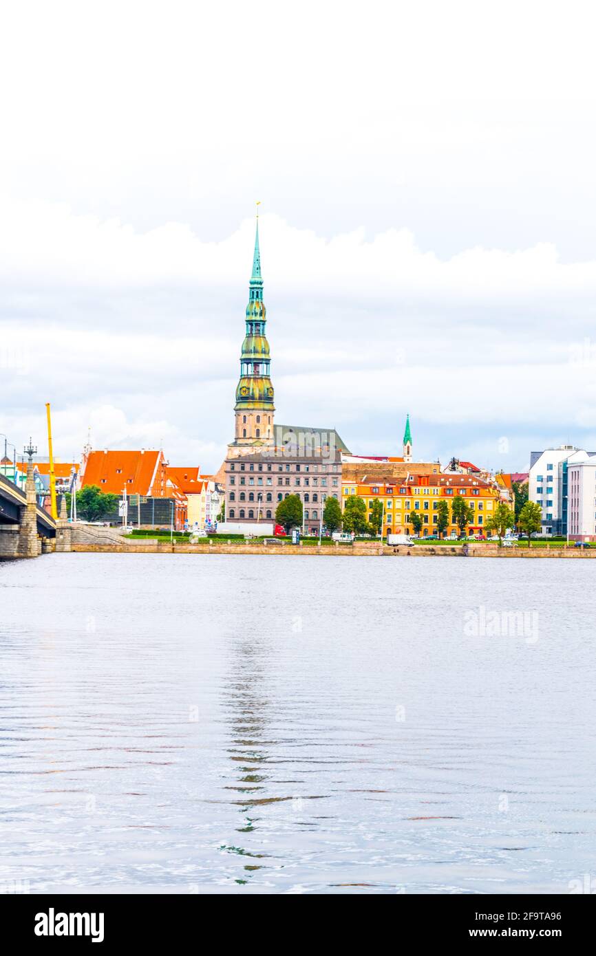 La vieille ville de riga, y compris l'église saint peters vue sur le fleuve daugava, Lettonie. Banque D'Images