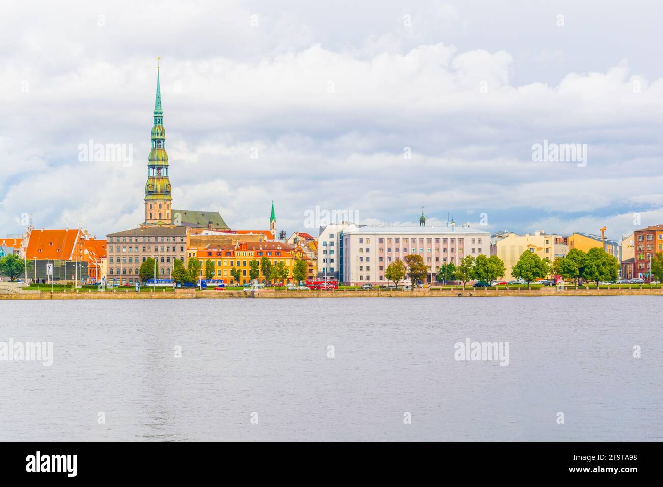 La vieille ville de riga, y compris l'église saint peters vue sur le fleuve daugava, Lettonie. Banque D'Images