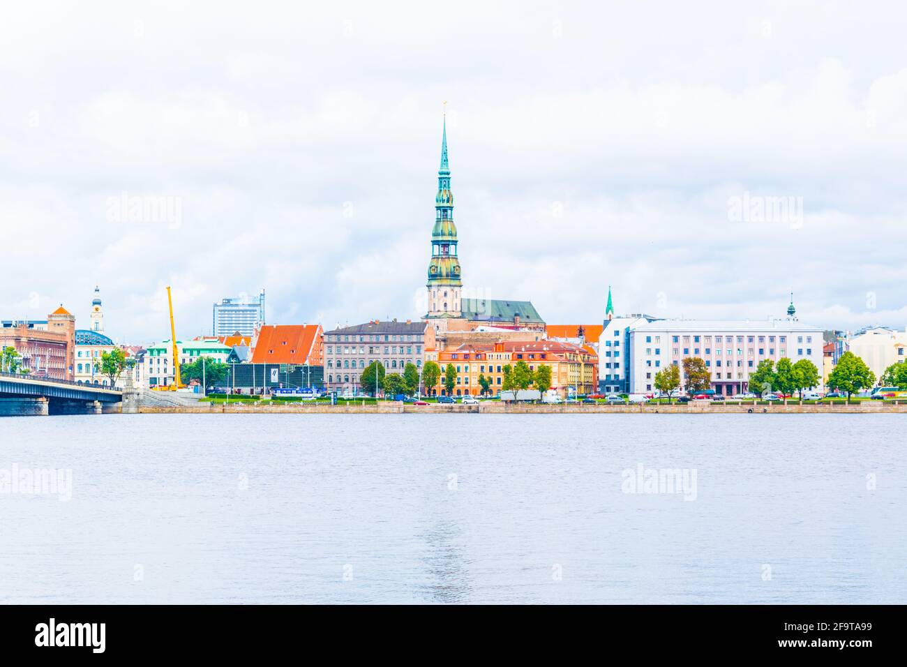 La vieille ville de riga, y compris l'église saint peters vue sur le fleuve daugava, Lettonie. Banque D'Images