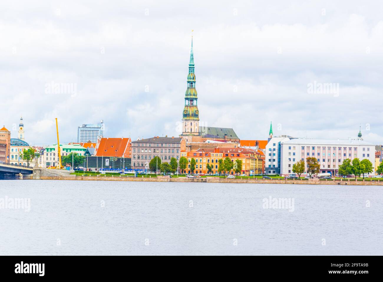 La vieille ville de riga, y compris l'église saint peters vue sur le fleuve daugava, Lettonie. Banque D'Images