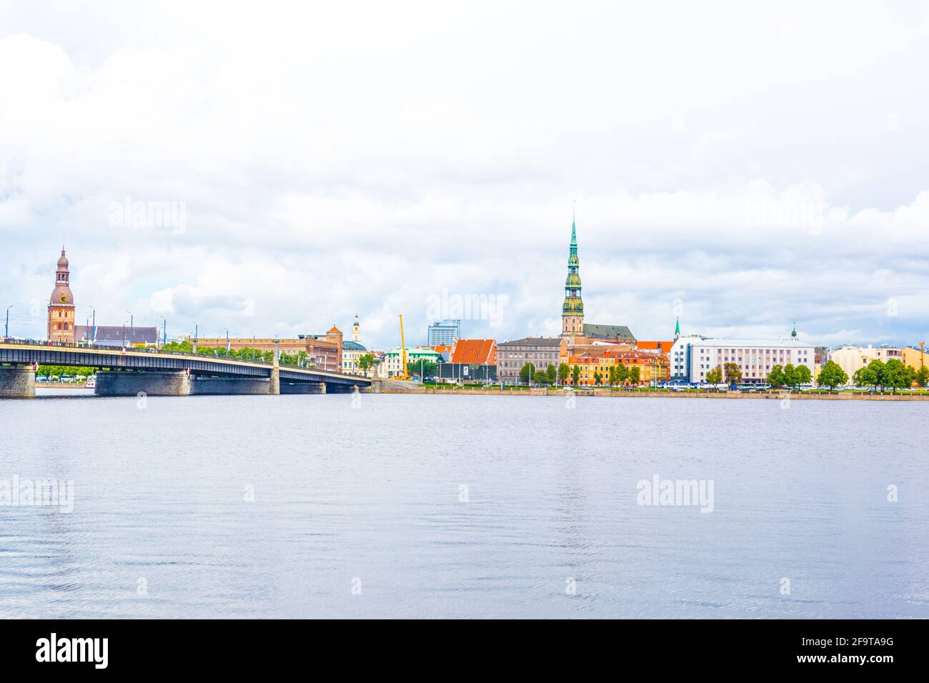 La vieille ville de riga, y compris l'église saint peters vue sur le fleuve daugava, Lettonie. Banque D'Images