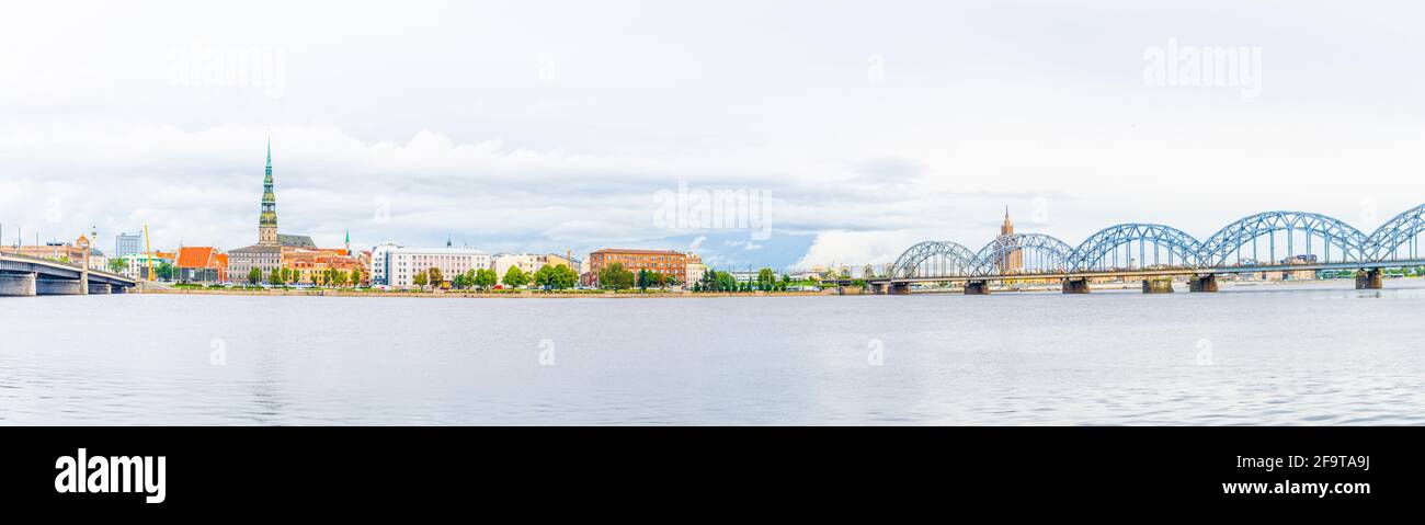 Panorama de riga incluant l'église saint peters, les hangars de zeppelin et l'académie des sciences Banque D'Images
