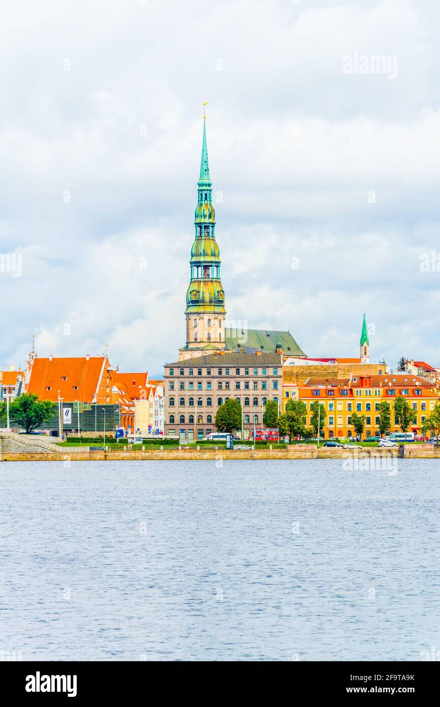 La vieille ville de riga, y compris l'église saint peters vue sur le fleuve daugava, Lettonie. Banque D'Images