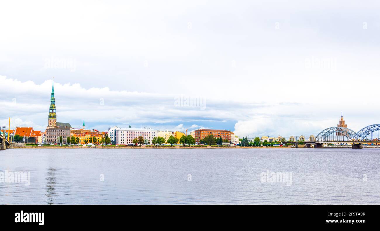 Panorama de riga incluant l'église saint peters, les hangars de zeppelin et l'académie des sciences Banque D'Images