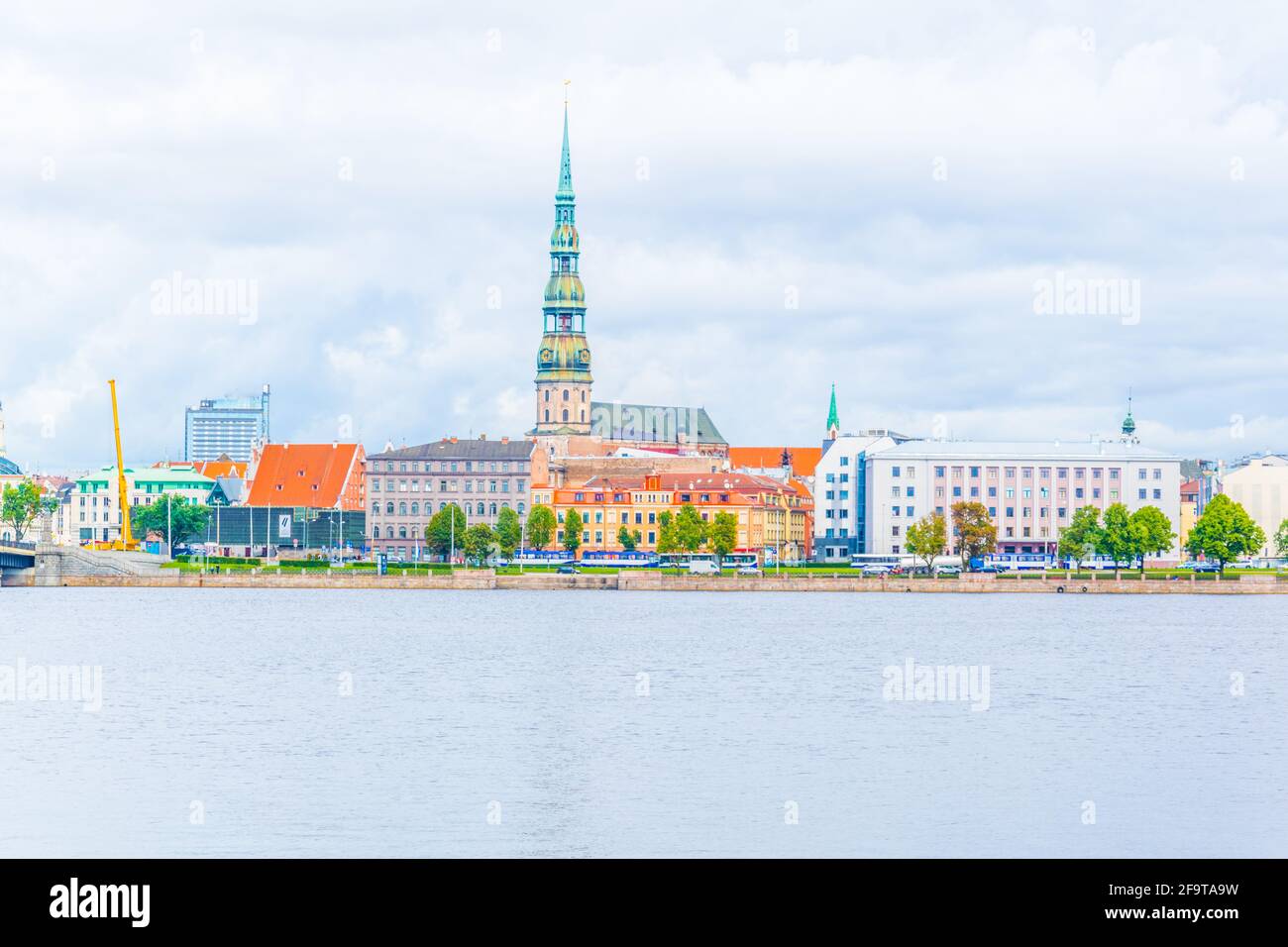 La vieille ville de riga, y compris l'église saint peters vue sur le fleuve daugava, Lettonie. Banque D'Images
