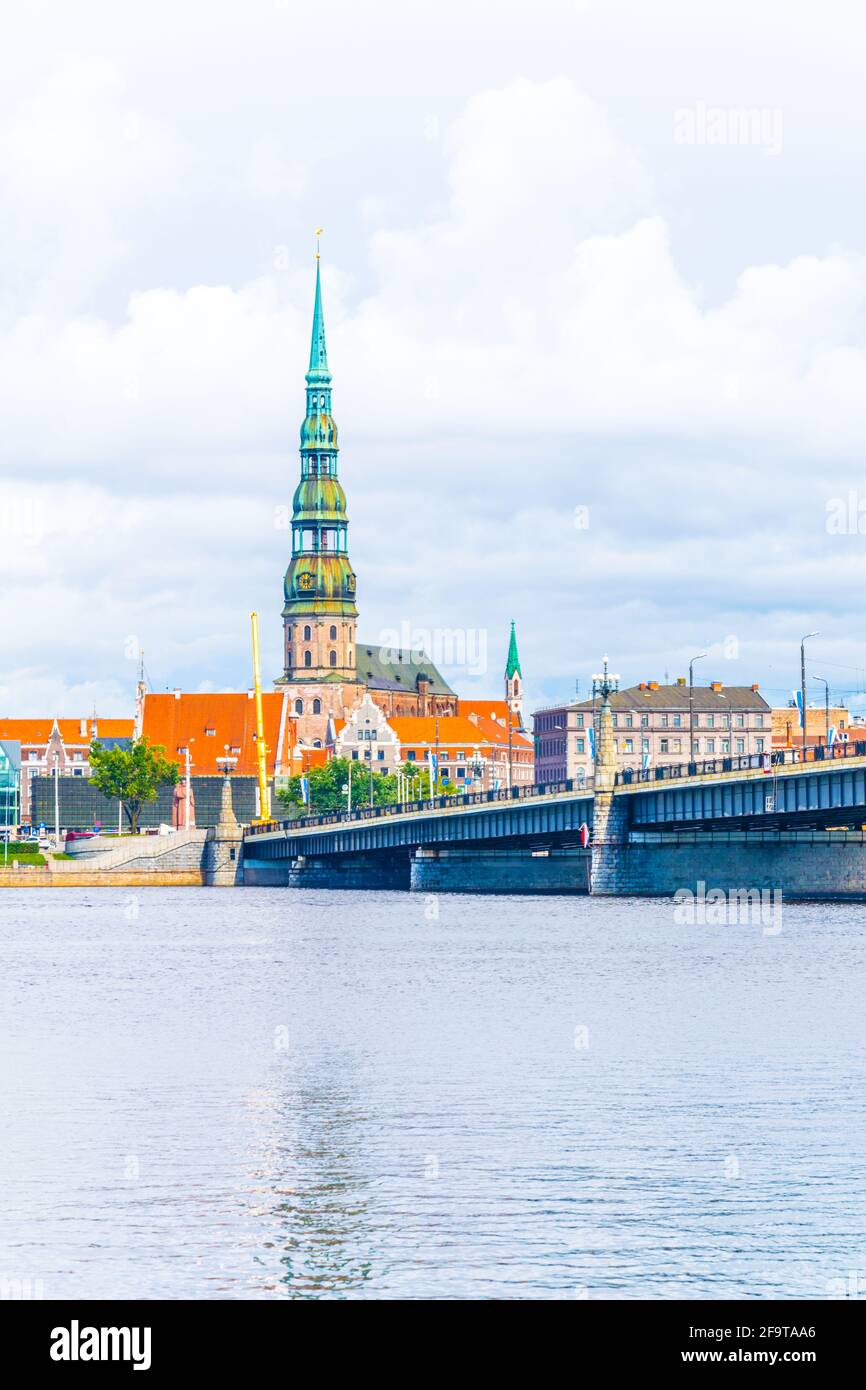 La vieille ville de riga, y compris l'église saint peters vue sur le fleuve daugava, Lettonie. Banque D'Images