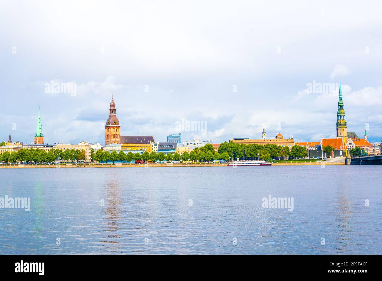 Vue de la cathédrale de Riga, de l'église Saint-Pierre et Saint-Jacques de l'autre côté de la rivière Daugava, en Lettonie. Banque D'Images