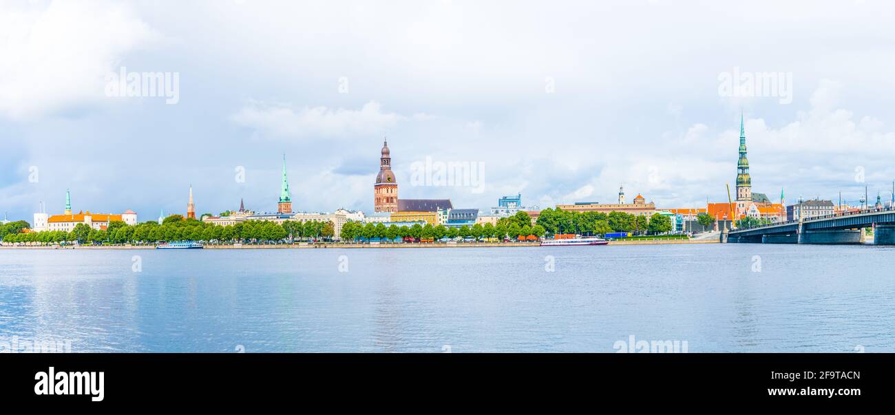 Panorama de riga incluant le château de Riga, la cathédrale, les églises Saint-Pierre et Saint-Jacques, la Lettonie. Banque D'Images