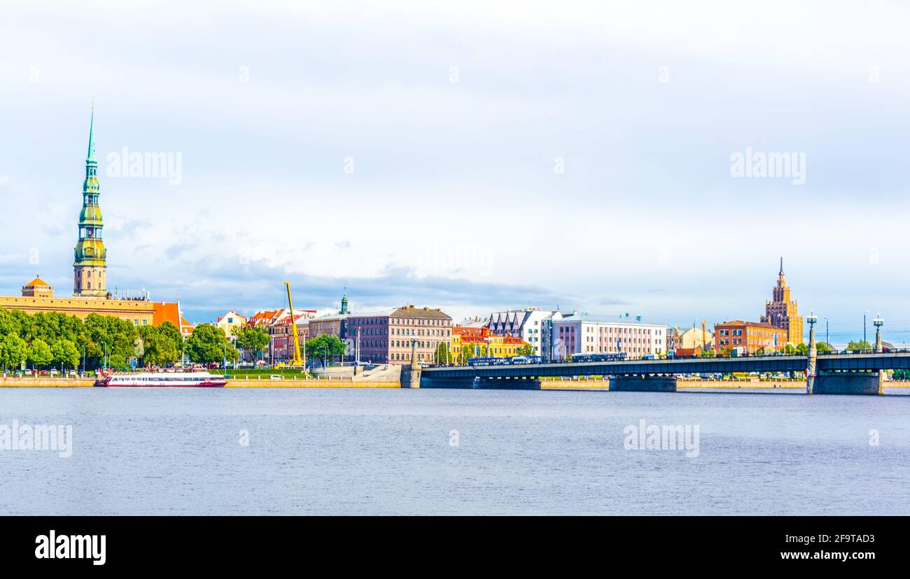 La vieille ville de riga, y compris l'église saint peters et le bâtiment de l'académie des sciences, vue sur le fleuve daugava, Lettonie. Banque D'Images