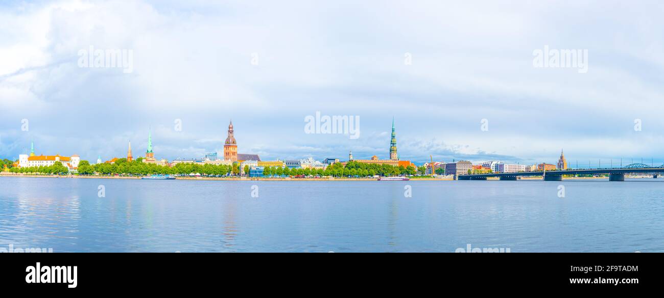 Panorama de riga incluant le château de Riga, la cathédrale, les églises Saint-Pierre et Saint-Jacques, la Lettonie. Banque D'Images