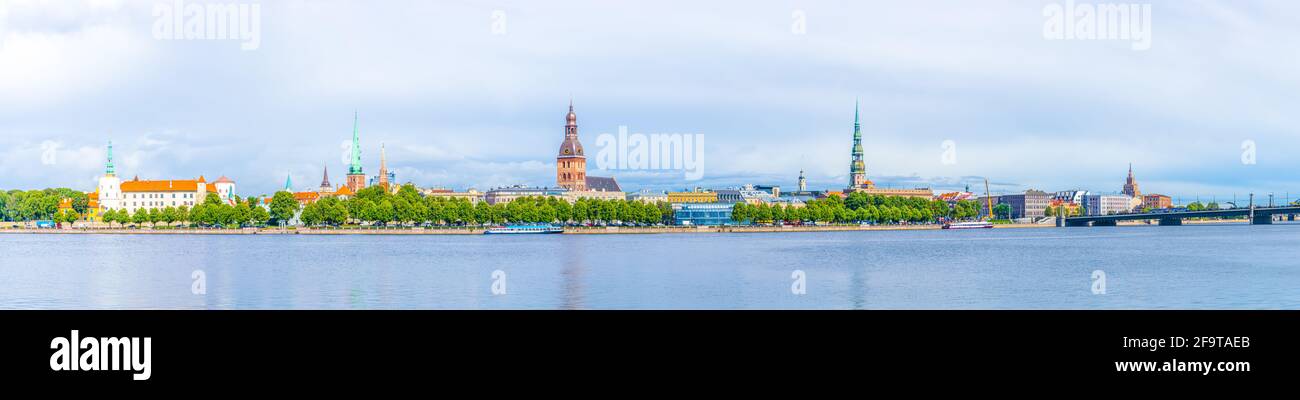 Panorama de riga incluant le château de Riga, la cathédrale, les églises Saint-Pierre et Saint-Jacques, la Lettonie. Banque D'Images